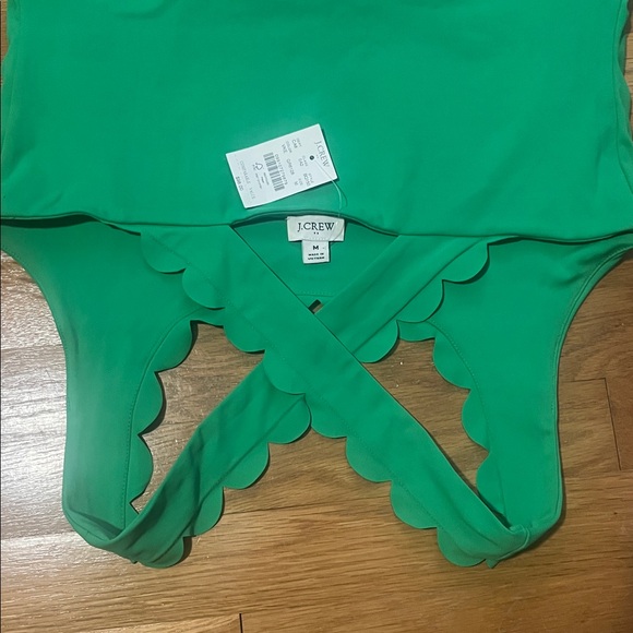 Green Scalloped Hem sports Dress - Picture 3 of 3